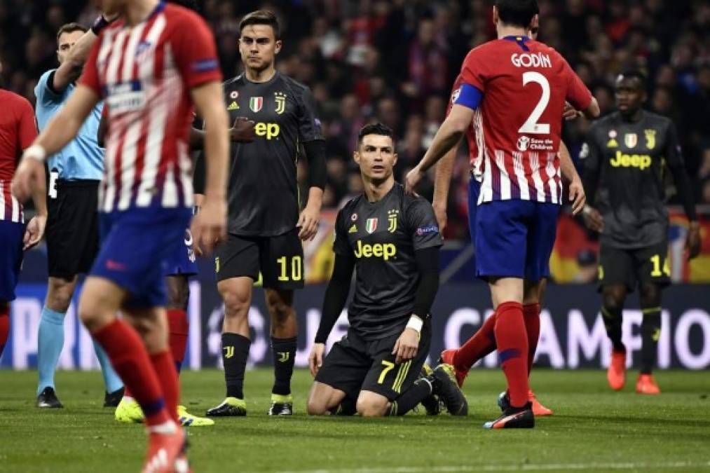 Cristiano Ronaldo, de rodillas tras recibir una falta contra el Atlético de Madrid.