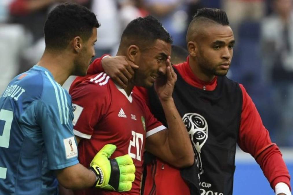 El mediocampista marroquí Aziz Bouhaddouz llora desconsoladamente tras caer 0-1 ante Irán. Foto AFP