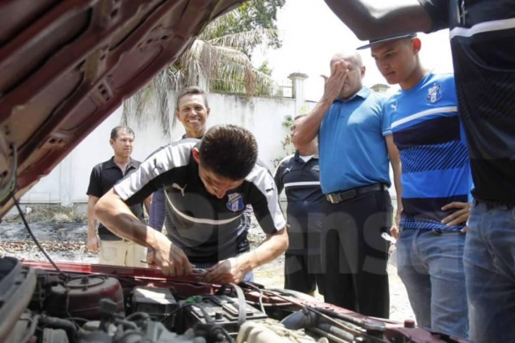 'Owen' Morales logró recuperar su batería del carro y se la volvió a poner.