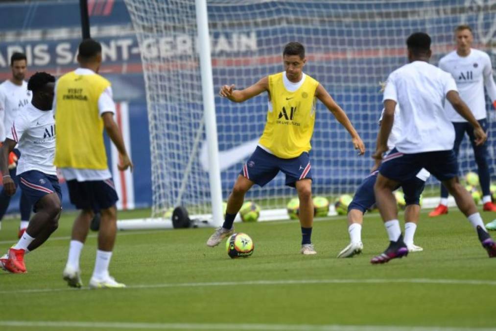 Ander Herrera conduciendo el balón en un colectivo entre los jugadores del PSG.