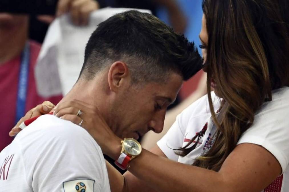 Tras el pitazo final, Robert Lewandowski tuvo un consuelo muy especial: se acercó a la tribuna y se encontró con su esposa. Foto AFP