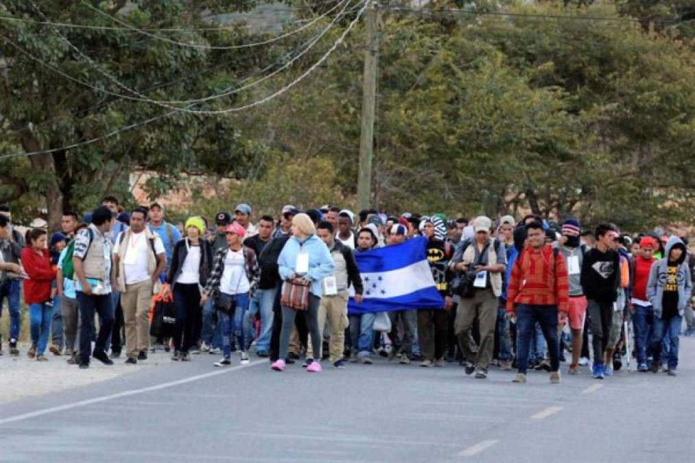 En tanto, cientos de hondureños que esperan sumarse a la caravana que salió el lunes del país esperan hoy en la frontera de Agua Caliente para ingresar a Guatemala.