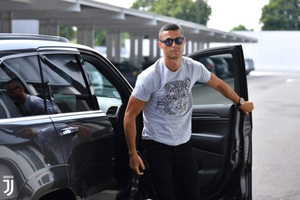 Cristiano Ronaldo ha vivido este lunes su primera jornada como jugador de la Juventus. Mientras el equipo se encuentra de gira por Estados Unidos, donde participa en la International Champions Cup, CR7 se ha presentado esta tarde en las instalaciones de la ciudad deportiva de la Juventus .