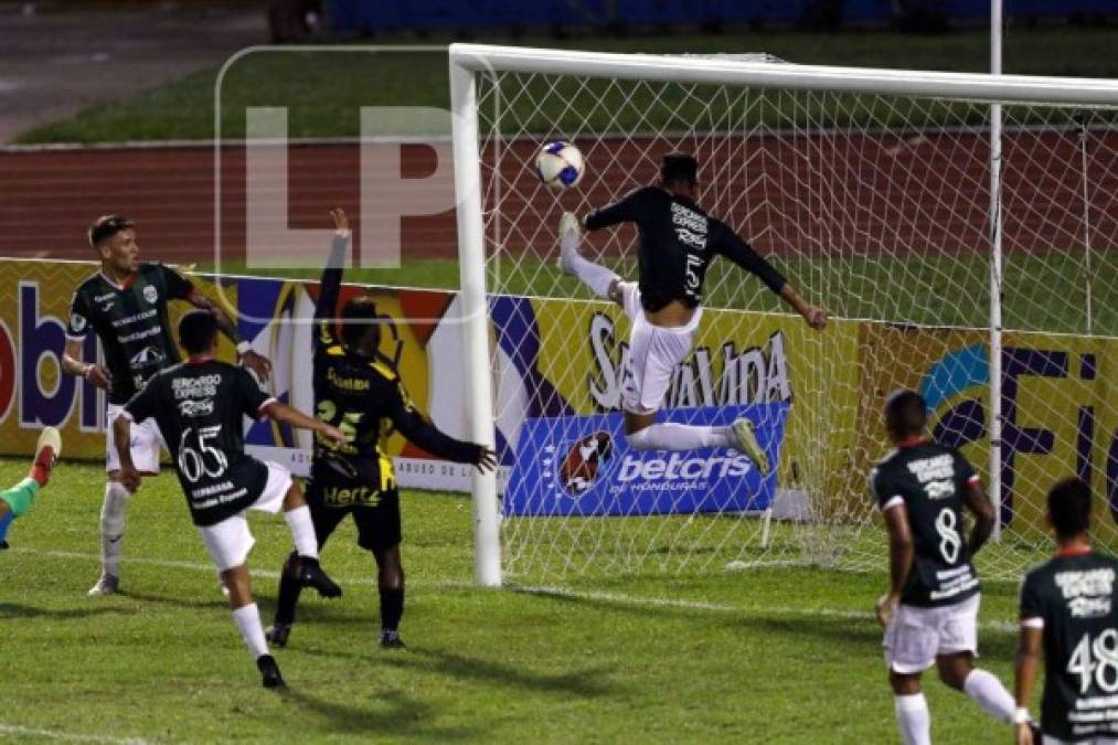 El defensa Luis Vega sacó en la línea este balón tras un cabezazo de Omar Rosas. Los jugadores del Real España reclamaron que era gol.