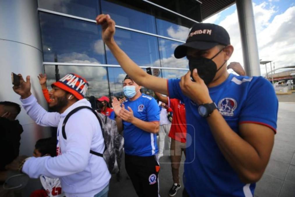 Aficionados del Olimpia llegaron al aeropuerto Toncontín a despedir a los jugadores y mostrarles su apoyo.