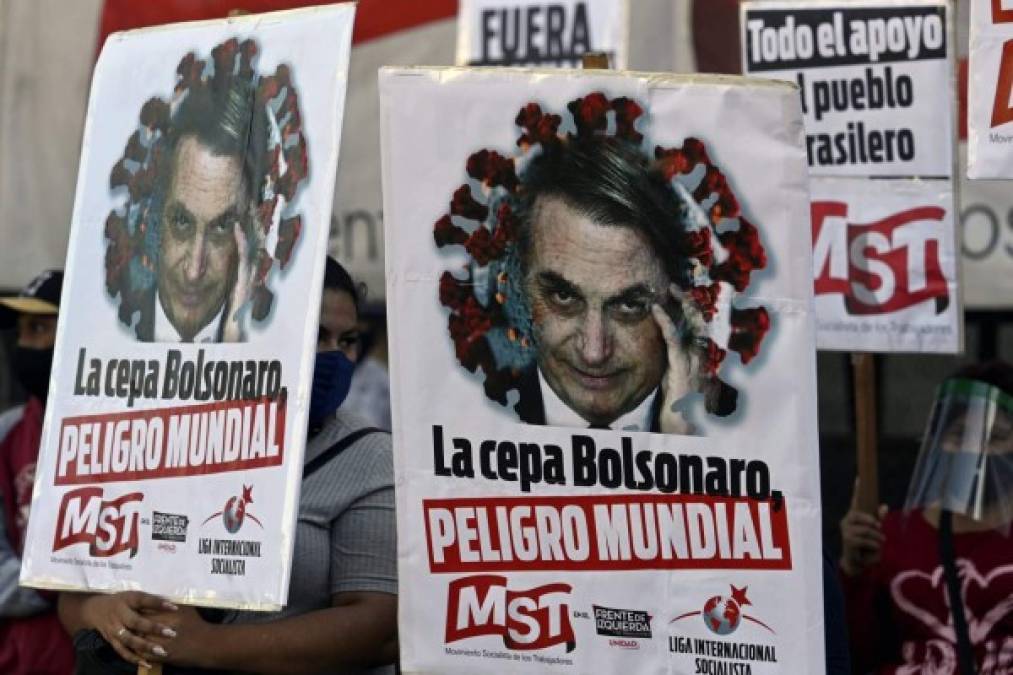 Muchos brasileños han cuestionado la mala gestión y control de la pandemia por parte de las autoridades de gobierno lideradas por el presidente Jaír Bolsonaro, quien subestimó desde un principio el impacto que tendría el covid-19 en su país. Foto AFP