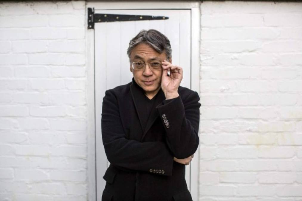 5. Kazuo Ishiguro, Premio Nobel de Literatura<br/><br/>El escritor, nacido en Nagasaki, Japón, en 1954, afincado a Inglaterra desde niño (en 1960), estudió en las Universidades de Kent y de East Anglia. Actualmente reside en Londres. Considerado uno de los mejores escritores contemporáneos, en 1995 fue nombrado Oficial de la Orden del Imperio Británico, y en 1998, Caballero de las Artes y las Letras por el Gobierno francés. El 5 de octubre, la Academia Sueca le otorgó el prestigioso premio a este autor que no estaba en las quinielas, que tampoco significa que no lo merezca. Es, simplemente, de esas sorpresas que le gusta dar a la Academia.<br/>“El mundo atraviesa ahora un momento de incertidumbre y confiaría en que todos los premios Nobel fueran una fuerza para algo positivo en el mundo”, dijo el escritor tras recibir la distinción.<br/><br/>Entre las obras de Ishiguro se encuentran ocho novelas, de las que destacan Los restos del día (1989) y El gigante enterrado (2015). Además cuenta con participación en cine y televisión. En 2005 escribió el guión de la película La condesa rusa dirigida por James Ivory. Además, en 2010 su novela Nunca me abandones tuvo una adaptación al cine protagonizada por Keira Knightley y Andrew Garfield.<br/>La Academia destacó que Ishiguro “en novelas de gran fuerza emocional, ha descubierto el abismo debajo de nuestra ilusoria sensación de conexión con el mundo”.