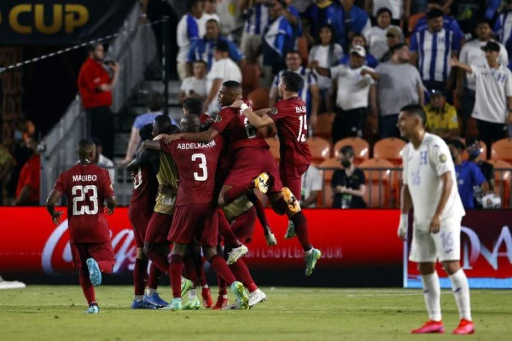 La celebración de los jugadores de Qatar tras el segundo gol ante Honduras.