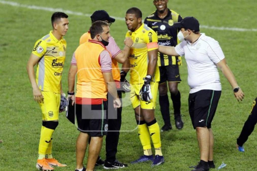 Tras el relajo, Luis 'Buba' López y otros jugadores del Real España saludaron al cuerpo técnico del Marathón.