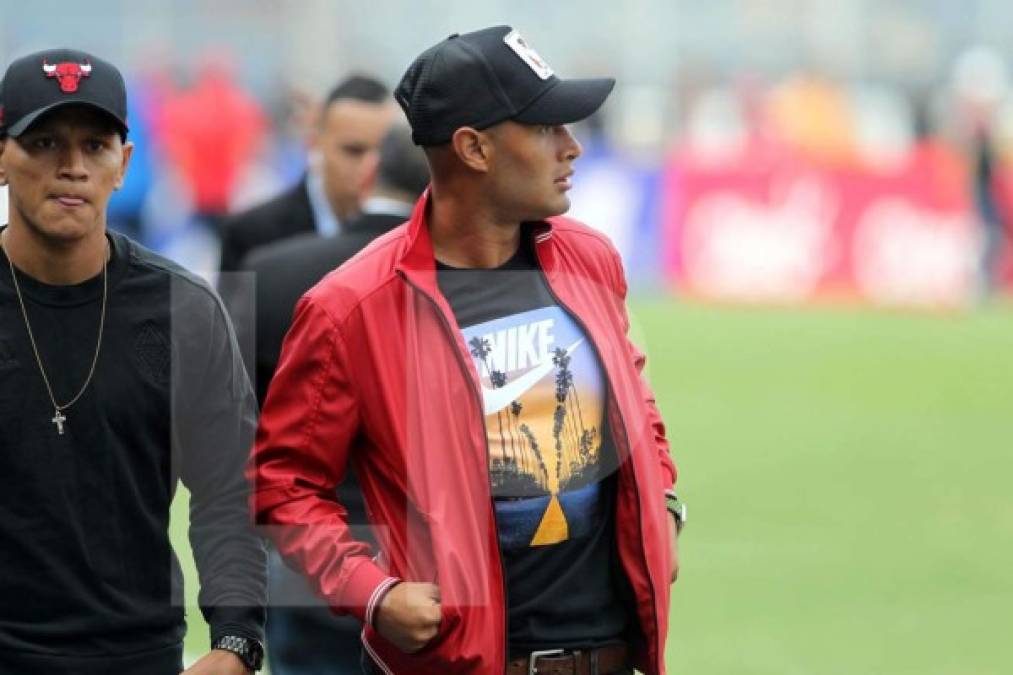 Los legionarios Bryan Moya y Alex López, convocados a la Selección de Honduras, llegaron al estadio Nacional para ver el partido de su ex equipo Olimpia contra el Marathón.