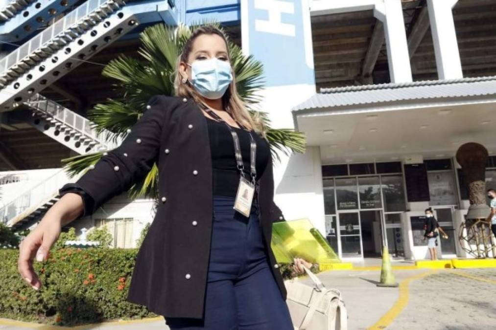 La presentadora de Televicentro, Tanya Rodríguez, llegando al estadio Olímpico para la cobertura del clásico sampedrano.