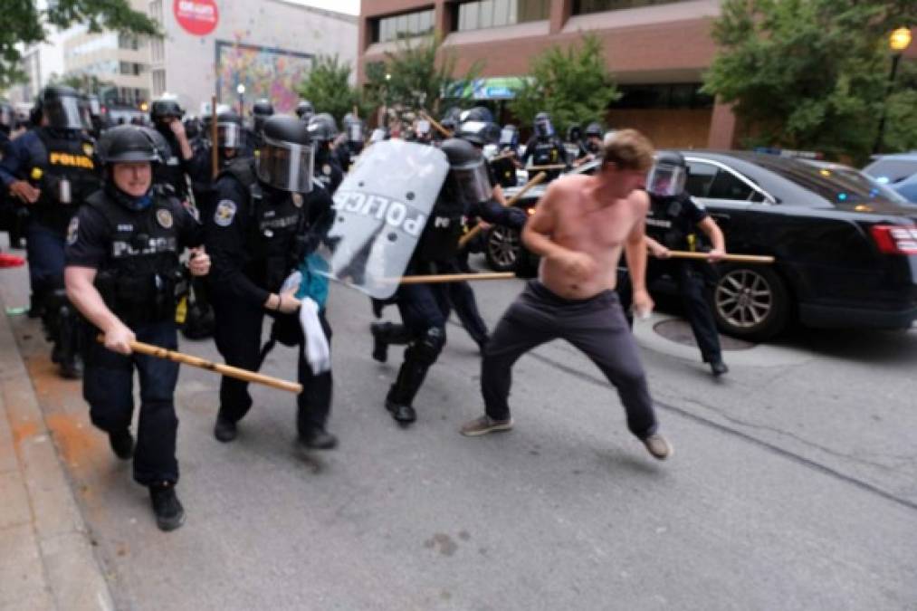 La muerte de Taylor, junto con la de George Floyd en Mineápolis en mayo pasado, desencadenaron una ola nacional de protestas que exigía justicia racial y el fin del uso excesivo de la fuerza por parte de los agentes del orden.