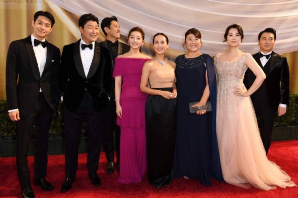 El elenco completo de 'Parásitos' llegó a la alfombra roja de los Óscar 2020.