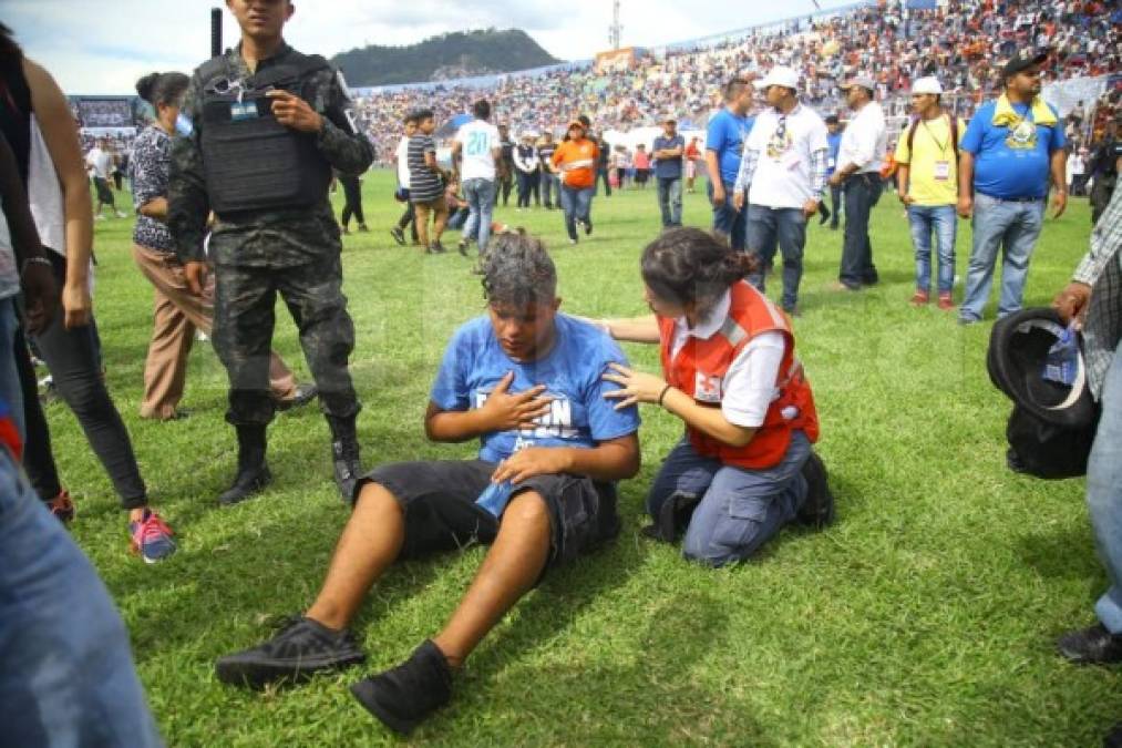La bomba lacrimógena generó el pánico entre los presentes en el Estadio Nacional de Tegucigalpa durante las celebraciones de las fiesta patrias.<br/>