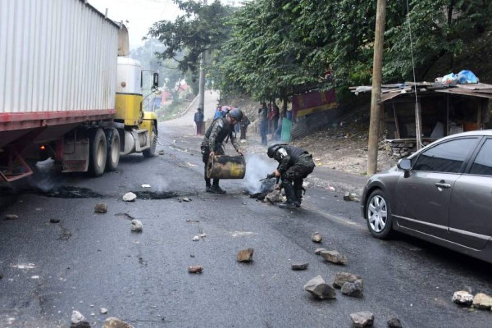 Las fuerzas del orden limpiaron hoy algunos bulevares de las barricadas dejadas anoche, algunas con contenedores de basura medianos atravesados en las vías.