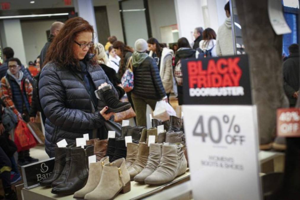 Según los cálculos de la Federación Nacional de Minoristas, más de 165 millones de estadounidenses -uno de cada dos- planean hacer alguna compra en el Black Friday y el 'Cyber Monday', una tanda marcada por descuentos tan suculentos en las tiendas que muchos están dispuestos a esperar por ellos.