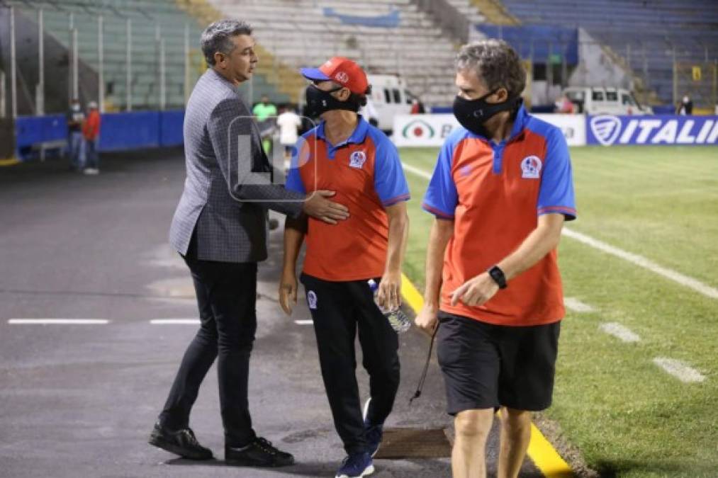 Los dos entrenadores argentinos cruzaron algunas palabras antes de enfrentarse.