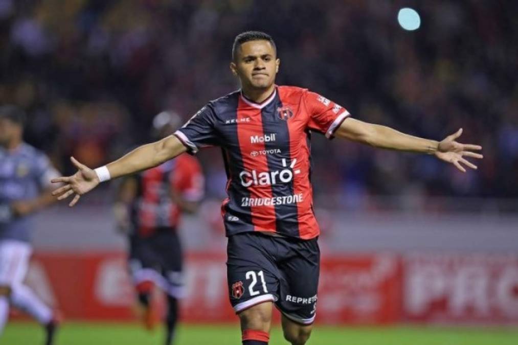 Roger Rojas - El delantero de 28 años está pasando un buen momento goleador en la Liga Deportiva Alajuelense de Costa Rica y puede ser tomado en cuenta por Fabián Coito.