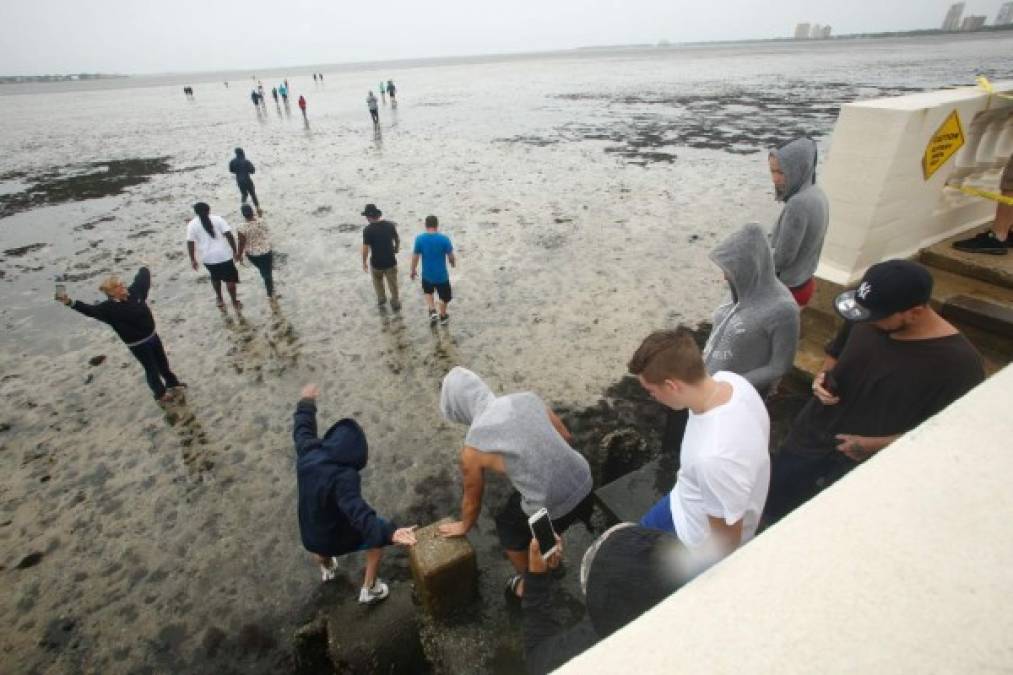 El peso del agua también puede demoler infraestructuras demasiado frágiles para soportar esa fuerza.