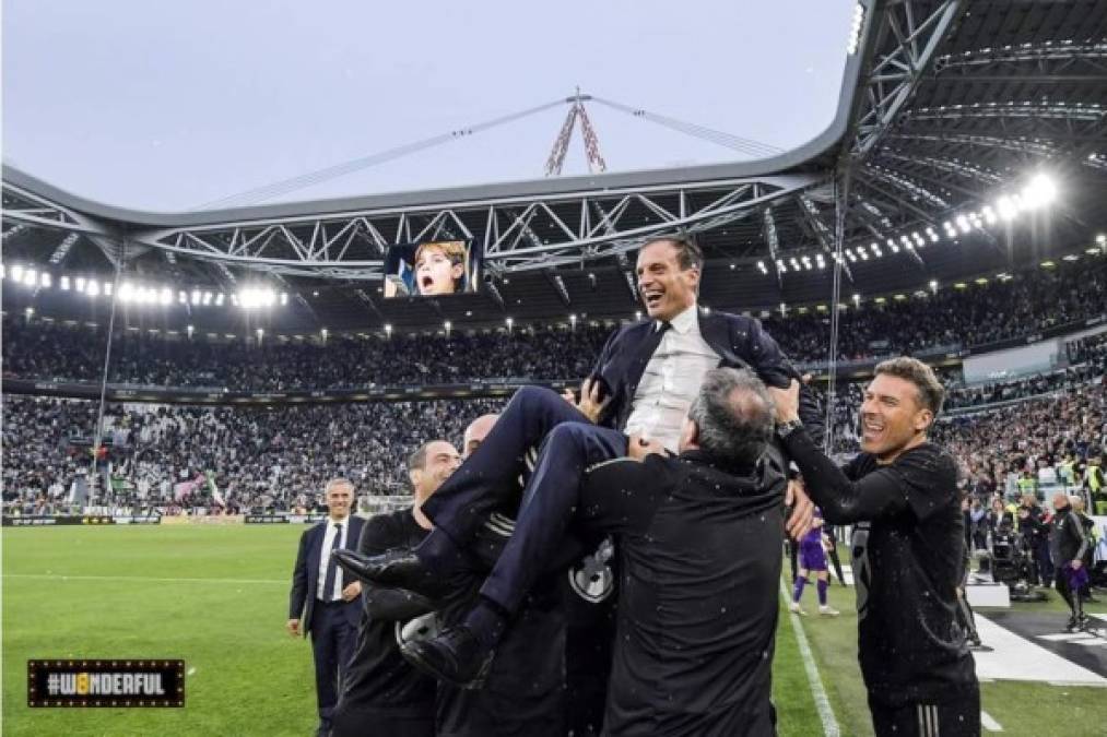 Massimiliano Allegri fue manteado por su cuerpo técnico.