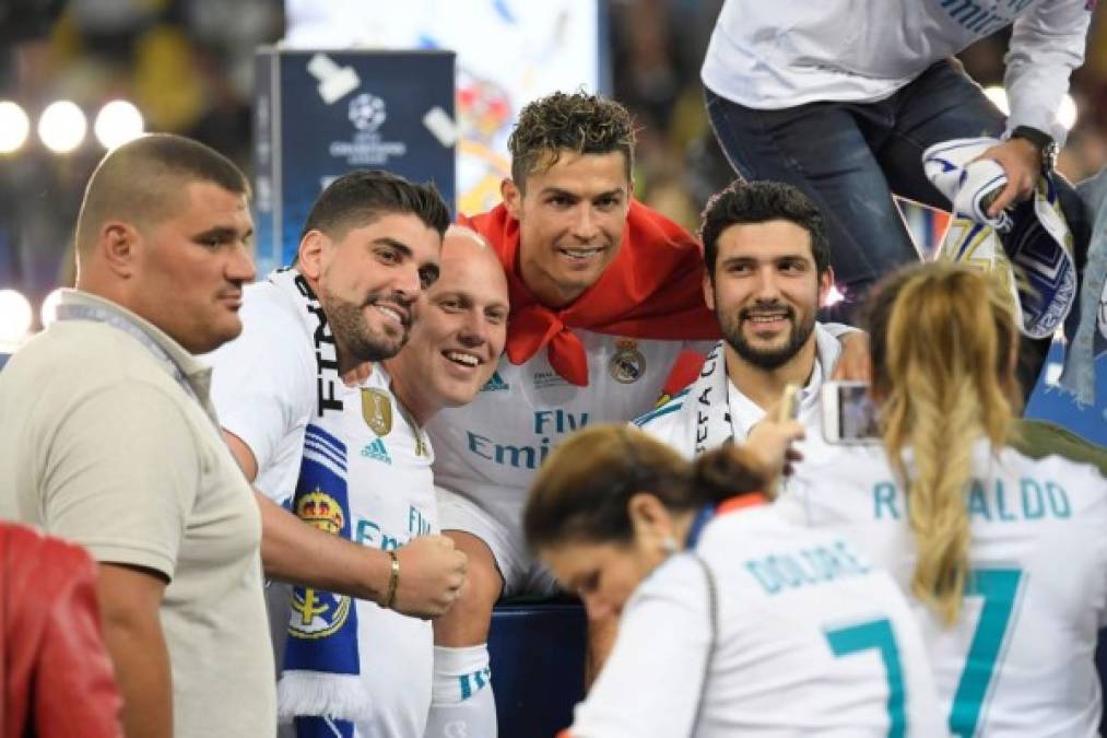 Cristiano Ronaldo posando con aficionados del Real Madrid. Foto AFP