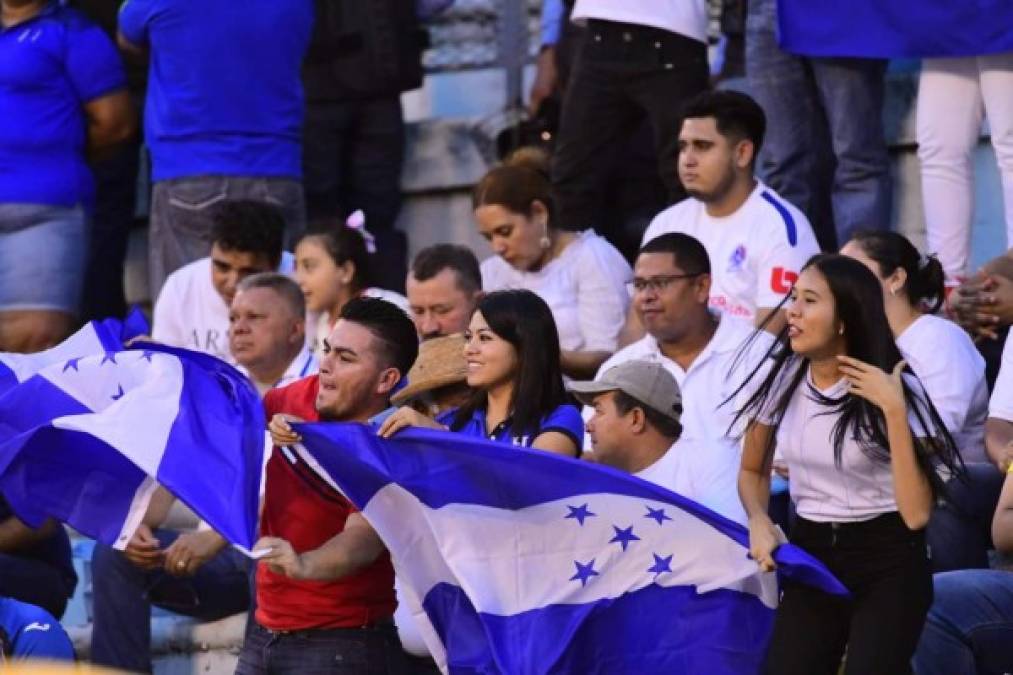 Los hinchas catrachos han respondido al llamado de la Selección de Honduras para asistir al estadio.