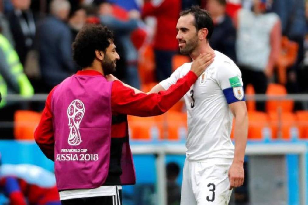 Pese a la derrota, Salah tuvo un gran gesto y saludó al capitán uruguayo Diego Godín. Foto EFE