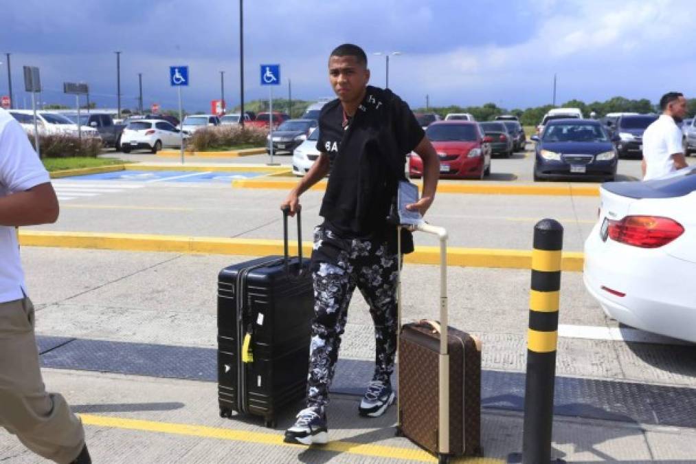 El joven Rigo Rivas partió rumbo a Italia y llegó al aeropuerto con un peculiar pantalón con estampados.