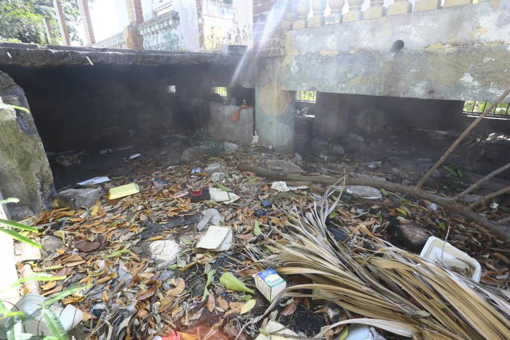 La municipalidad ha realizado varios operativos de limpieza pues hasta cadáveres han encontrado en este sitio. El alcalde sampedrano dice que esas ruinas causan mala imagen a la ciudad y son un foco de infección de dengue, chikungunya y zika.