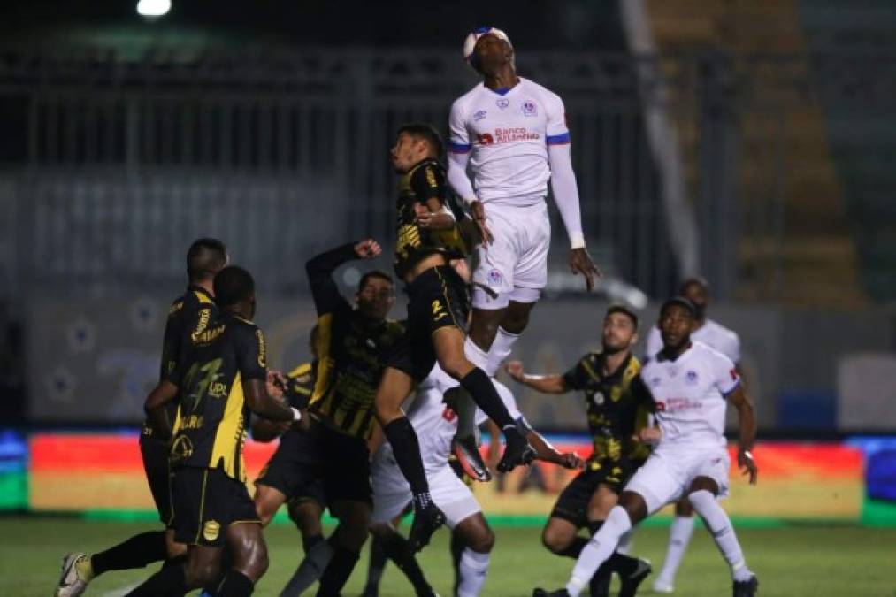 El tremendo salto de Yustin Arboleda para ganar el balón por alto en un córner.