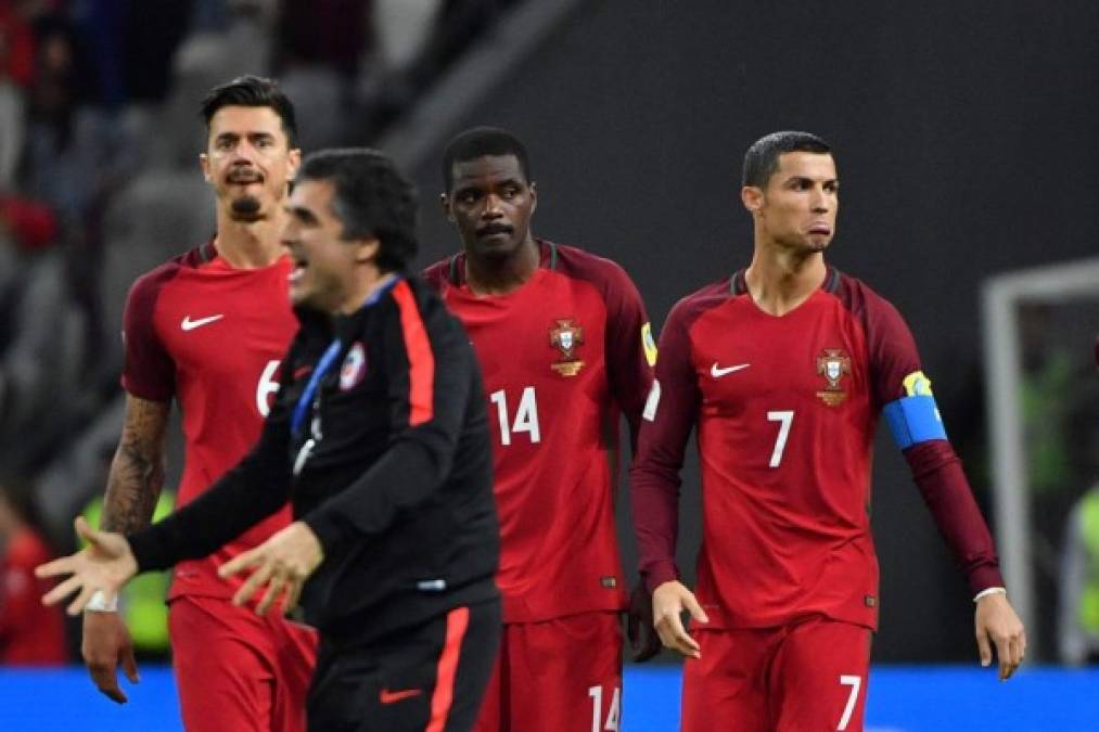 Portugal's forward Cristiano Ronaldo (R) and team mates react after their defeat during the 2017 Confederations Cup semi-final football match between Portugal and Chile at the Kazan Arena in Kazan on June 28, 2017. / AFP PHOTO / Yuri CORTEZ