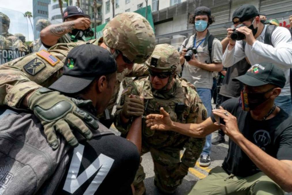 En Los Angeles miembros de la Guardia Nacional abrazaron a manifestantes y se arrodillaron junto a ellos para honrar a Floyd.