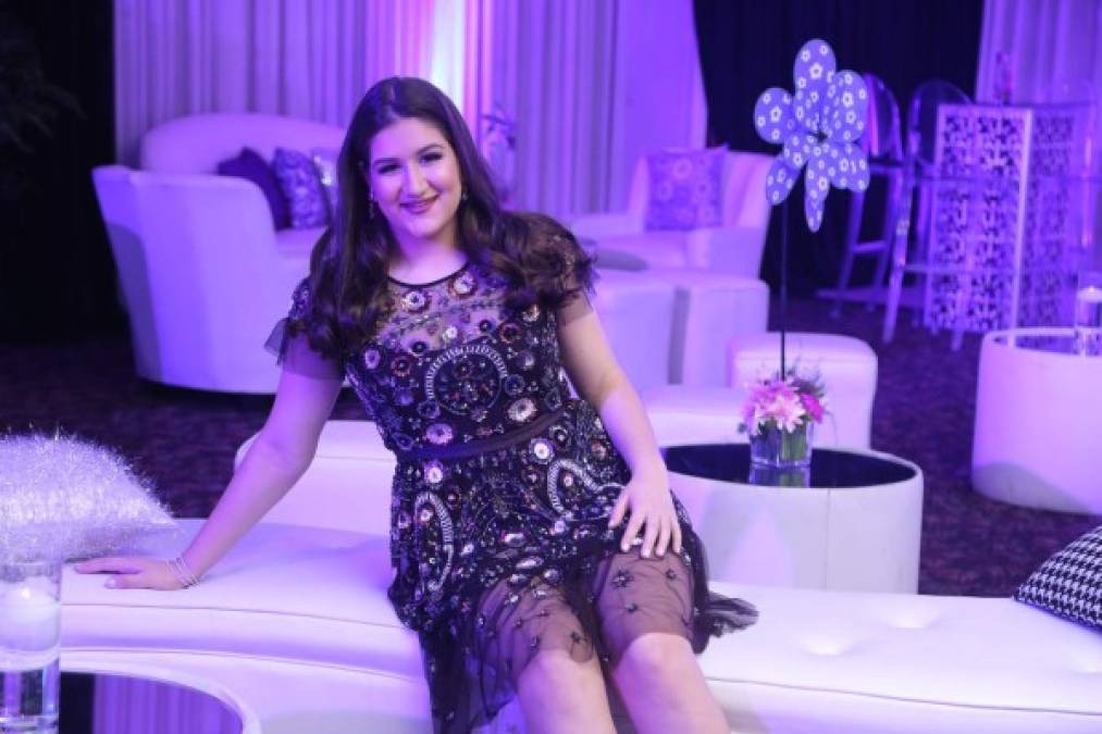 Amanda Sabillón Canahuati posó para Vivir en Rosa previo a la recepción.