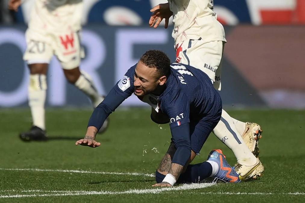 Neymar se lesionó este domingo en la victoria 4-3 del PSG ante Lille ya que se torció el tobillo.