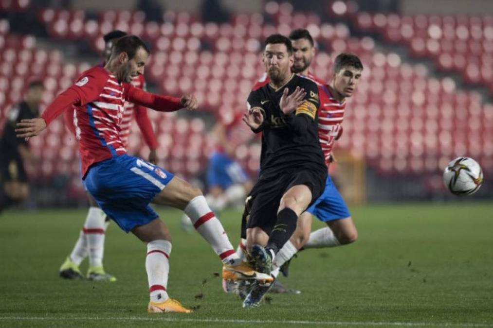 Lionel Messi disputó cada pelota e inclusive en el primer tiempo vio la cartulina amarilla por esta dura entrada sobre un adversario.