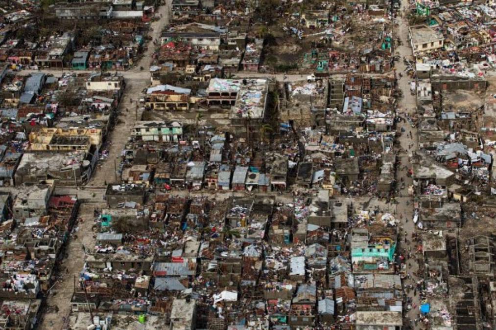 Cuantos más escombros se retiran, más carreteras se abren y más ríos comienzan a rebajar sus cauces, más devastación y horror se descubre que ha dejado el huracán Matthew a su paso por Haití.