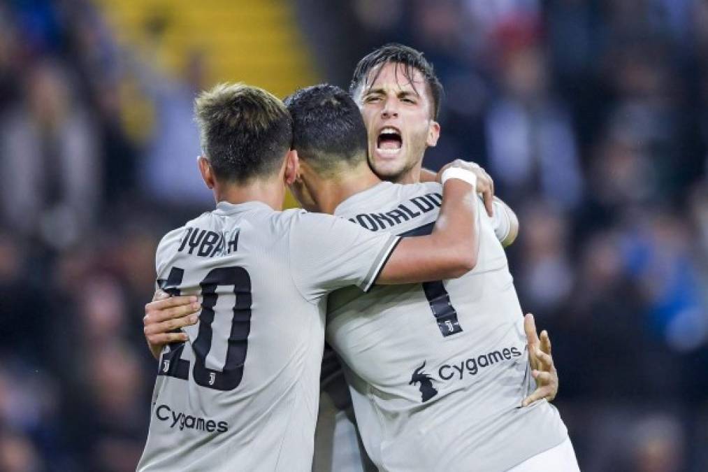 Rodrigo Betancur es felicitado por Cristiano Ronaldo y Paulo Dybala.