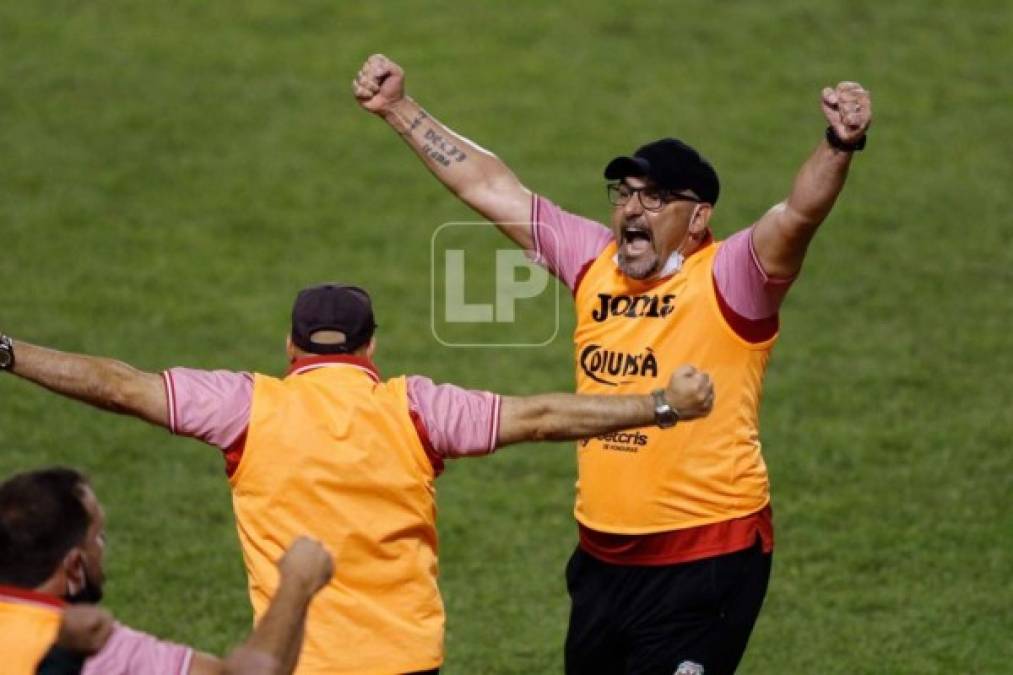 La eufórica celebración del entrenador del Marathón, Martín 'Tato' García, tras el gol de Reinieri Mayorquín.