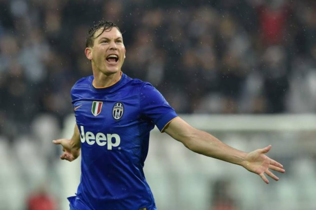 Se retira Stephan Lichtsteiner. El defensor suizo ha anunciado que cuelga los tacos. A sus 36 años, la etapa más exitosa en su carrera fue la que vivió en la Juventus. Siete temporadas en las que conquistó siete Scudetti. Antes militó en Grasshoppers, Lille y Lazio. Después de su marcha de la escuadra turinesa lo hizo en Arsenal y Augsburgo.