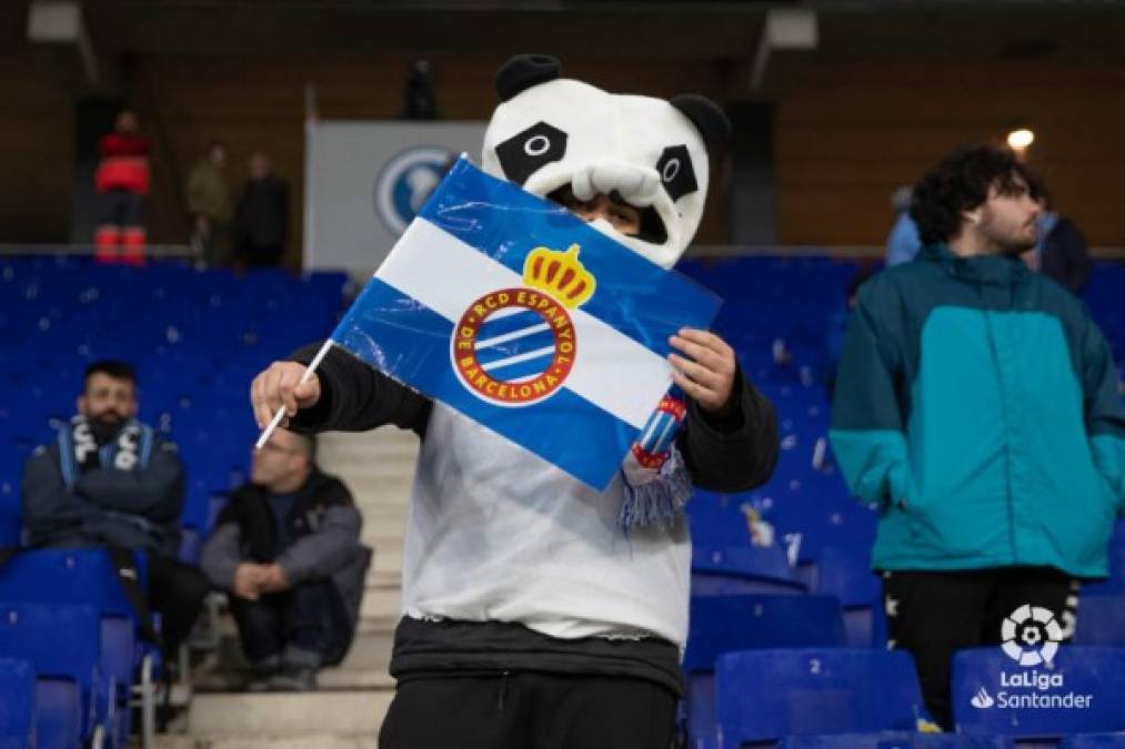 Un aficionado del Espanyol disfrazado como oso panda en las gradas del RCDE Stadium.