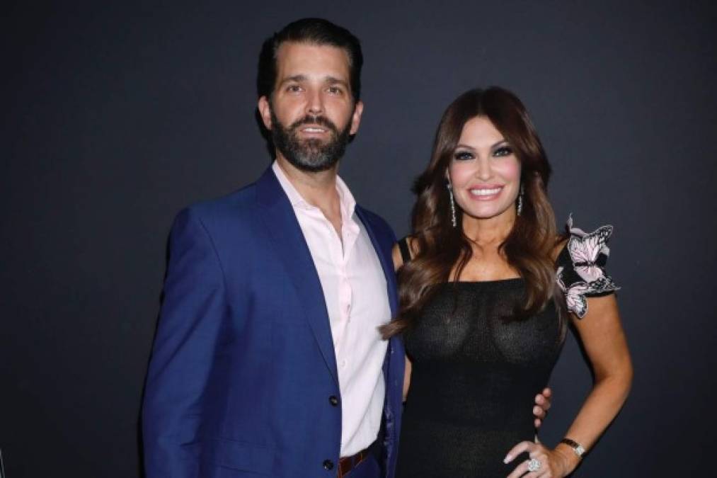 Padre de 5 hijos, Don Jr, que finalizó su divorcio de Vanessa Trump el año pasado, encontró el amor nuevamente con la periodista Kimberly Guilfoyle.