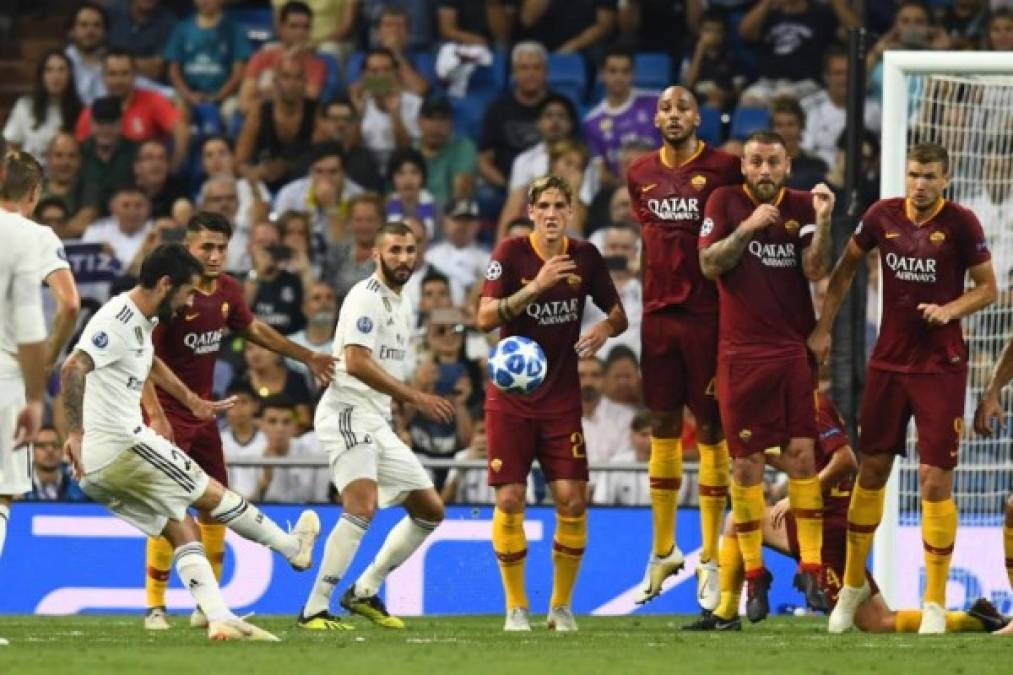 Francisco Alarcón 'Isco' abrió el marcador botando de forma magistral una falta (44). El mediocampista emuló a Messi que anotó de la misma manera el martes en la victoria del Barcelona ante PSV.