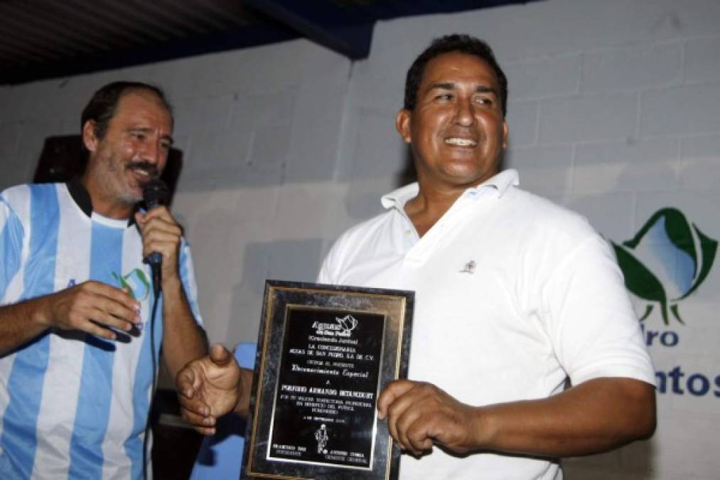 Porfirio Betancourt tras recibir un reconocimiento en San Pedro Sula.