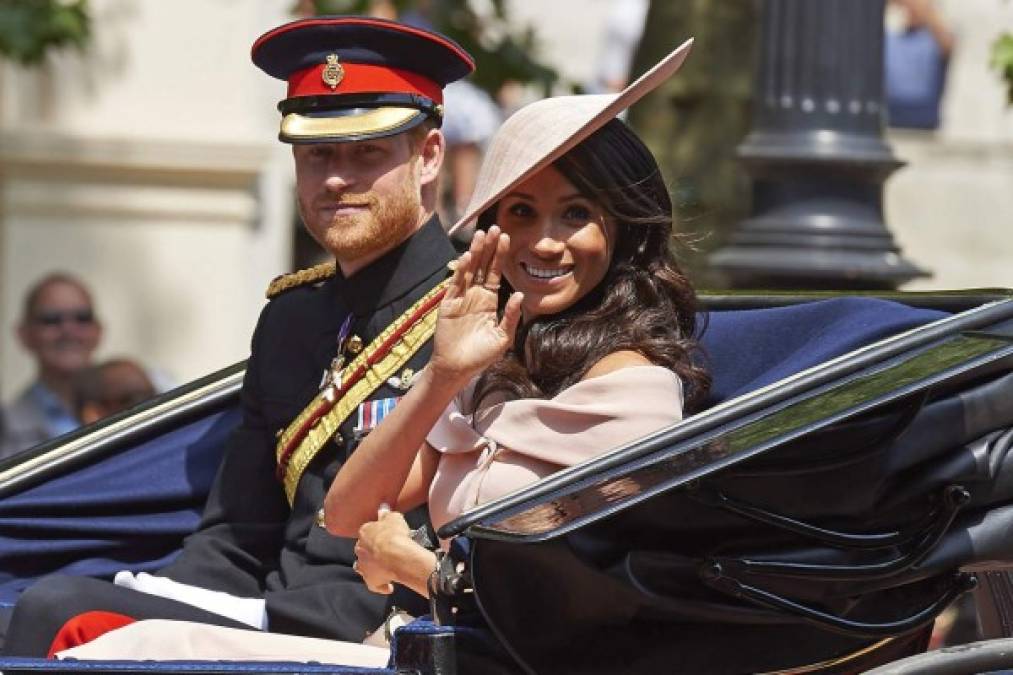 La duquesa de Sussex asistió al al desfile militar en honor al cumpleañs de la reina Isabel II luciendo radiante y un tanto coqueta tras regresar de su luna de miel junto a su esposo, el príncipe Harry.