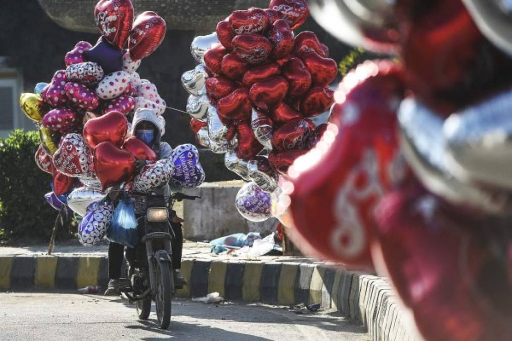 Sin embargo, algunos vendedores ambulantes desafían la prohibición para generarse ingresos en la ciudad de Karachi. Foto AFP