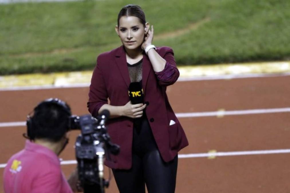 Tanya Rodríguez, presentadora de Deportes TVC, la belleza que adornó un estadio Olímpico sin aficionados.