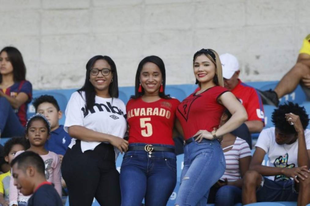 Cecilia Landa estuvo acompañada por la esposa del capitán Ever Alvarado del Olimpia.