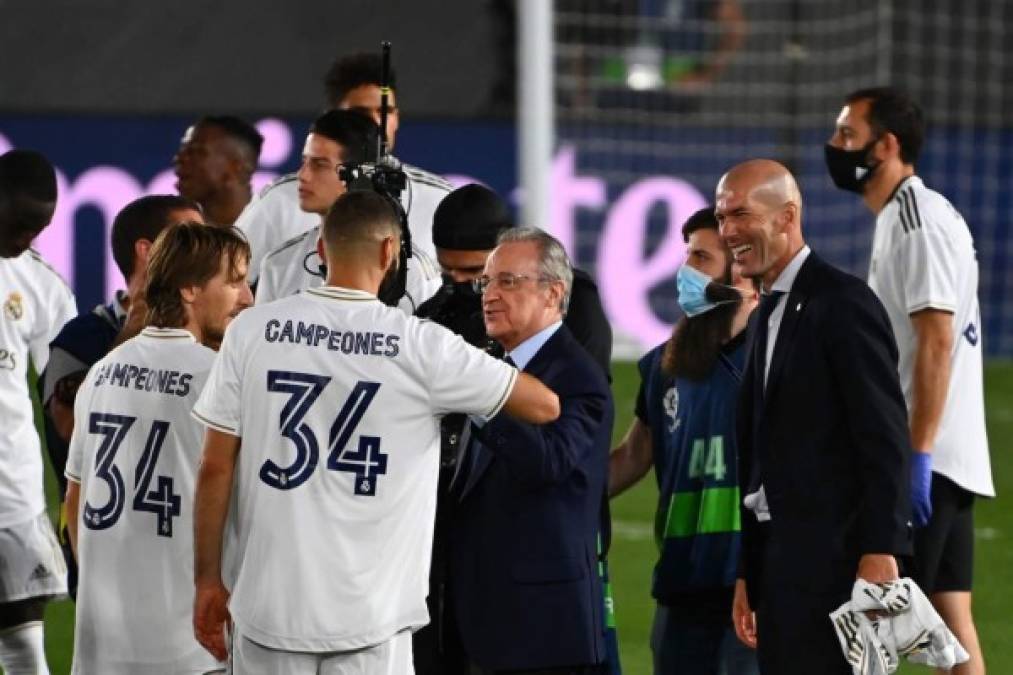 Florentino Pérez, presidente del Real Madrid, bajó al campo para celebrar con el equipo.