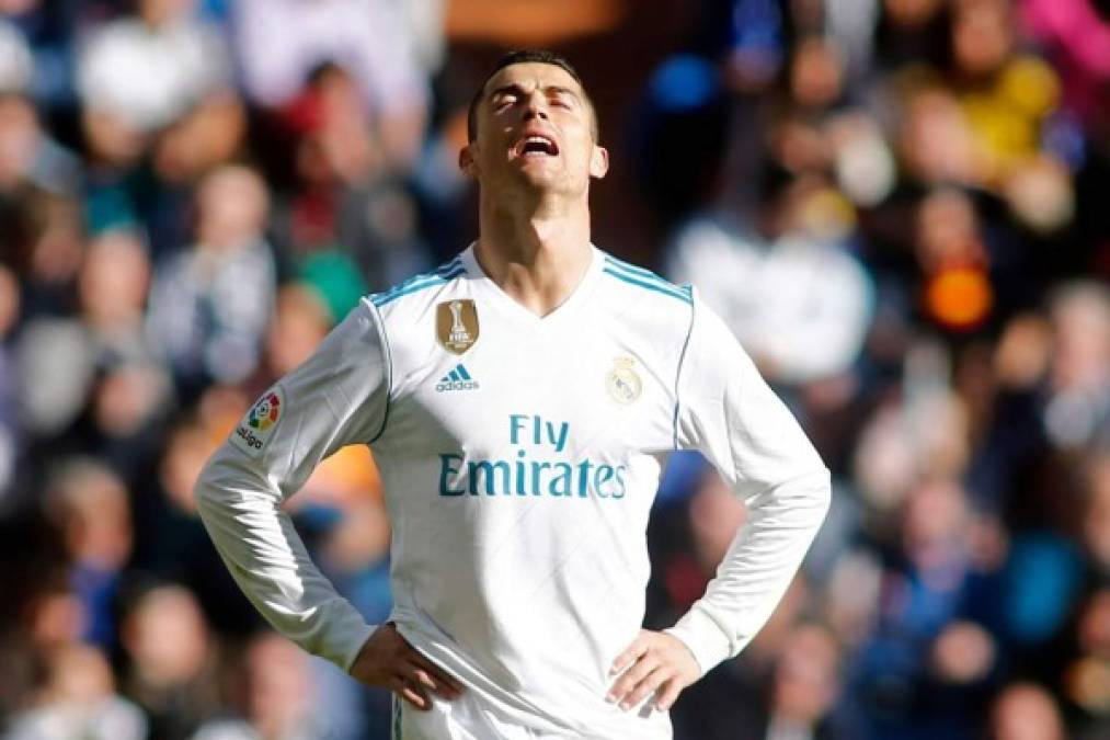 Cristiano Ronaldo se lamenta tras la derrota del Real Madrid contra el Barcelona.