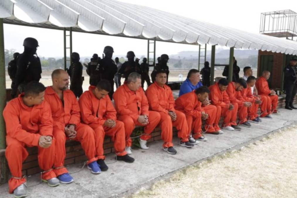 Este miércoles 3 de abril fueron trasladados 12 peligrosos reos desde la Penitenciaría Nacional de Támara hacia la cárcel de máxima seguridad La Tolva, en Morocelí, El Paraíso, zona oriental de Honduras.